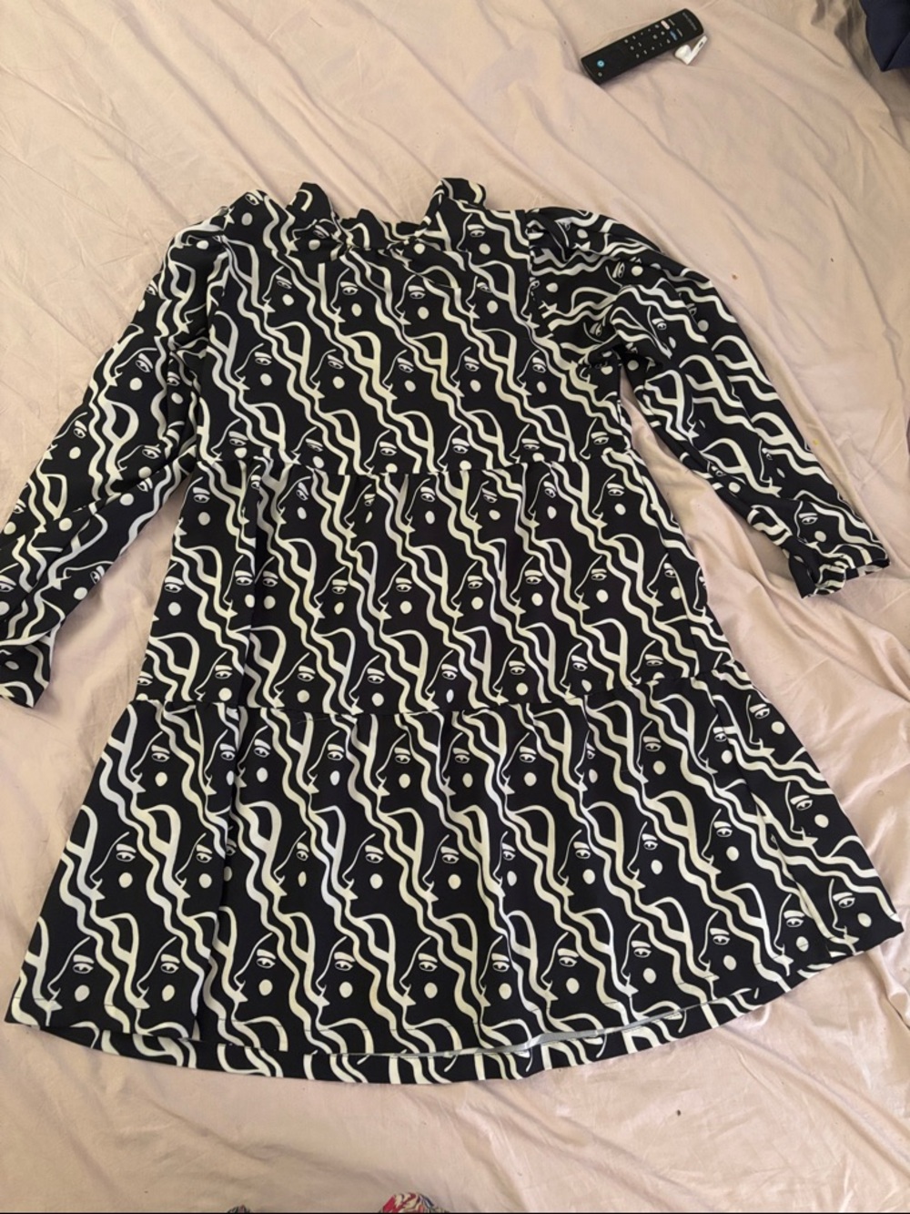 Dazey LA Black & White  Abstract Face Print Long Sleeve Dress Large